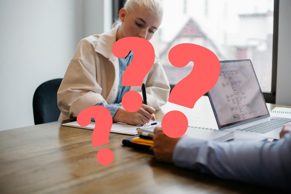 Discussion entre deux personnes en bureau.