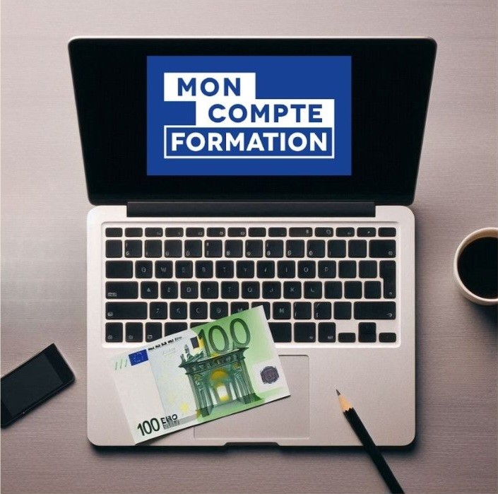 Ordinateur affichant Mon Compte Formation avec billet de 100€.