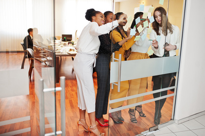 Groupe de personnes travaillant sur des post-it.