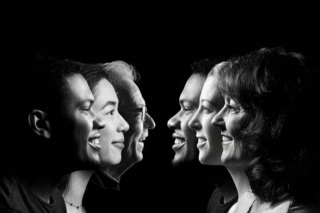 Visage en double exposition, homme et femme souriants.