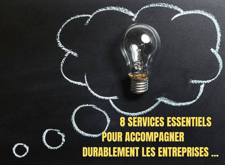 Ampoule et bulle de pensée sur tableau noir.